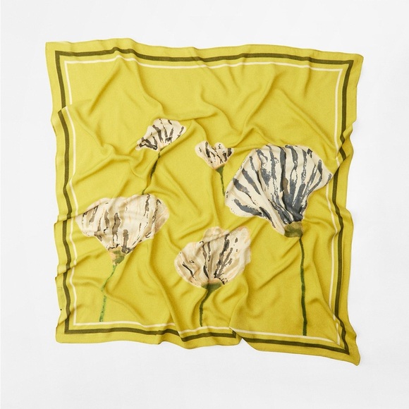 NWT. Zara Lime Floral Print Scarf made of 100% Viscose. Size: 80 x 80 cm.